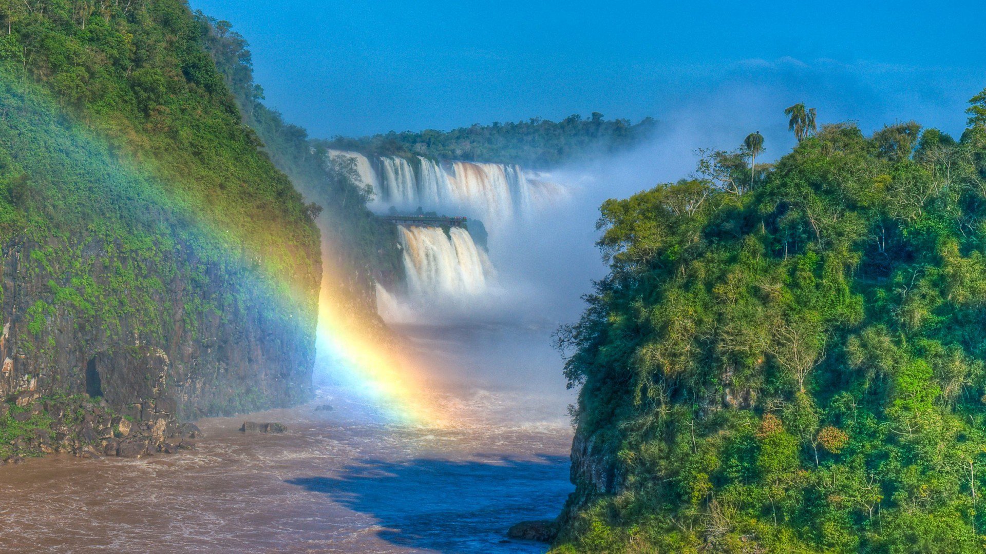 cascada arco iris montañas selva