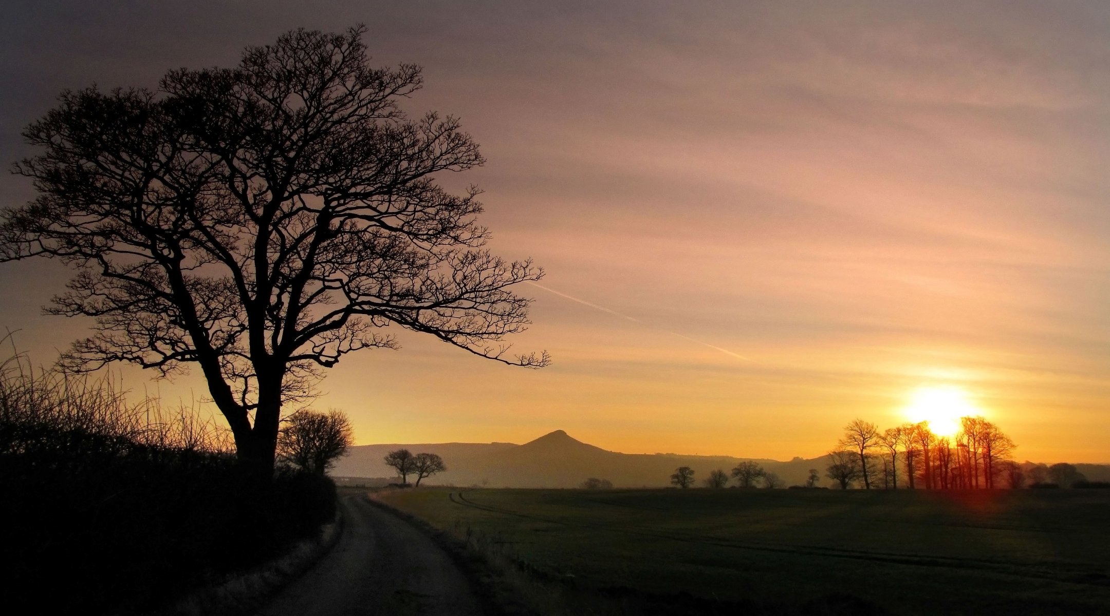 natur landschaft baum bäume blätter grün gras gehweg weg berge. sonne abend hintergrund tapete widescreen vollbild widescreen widescreen