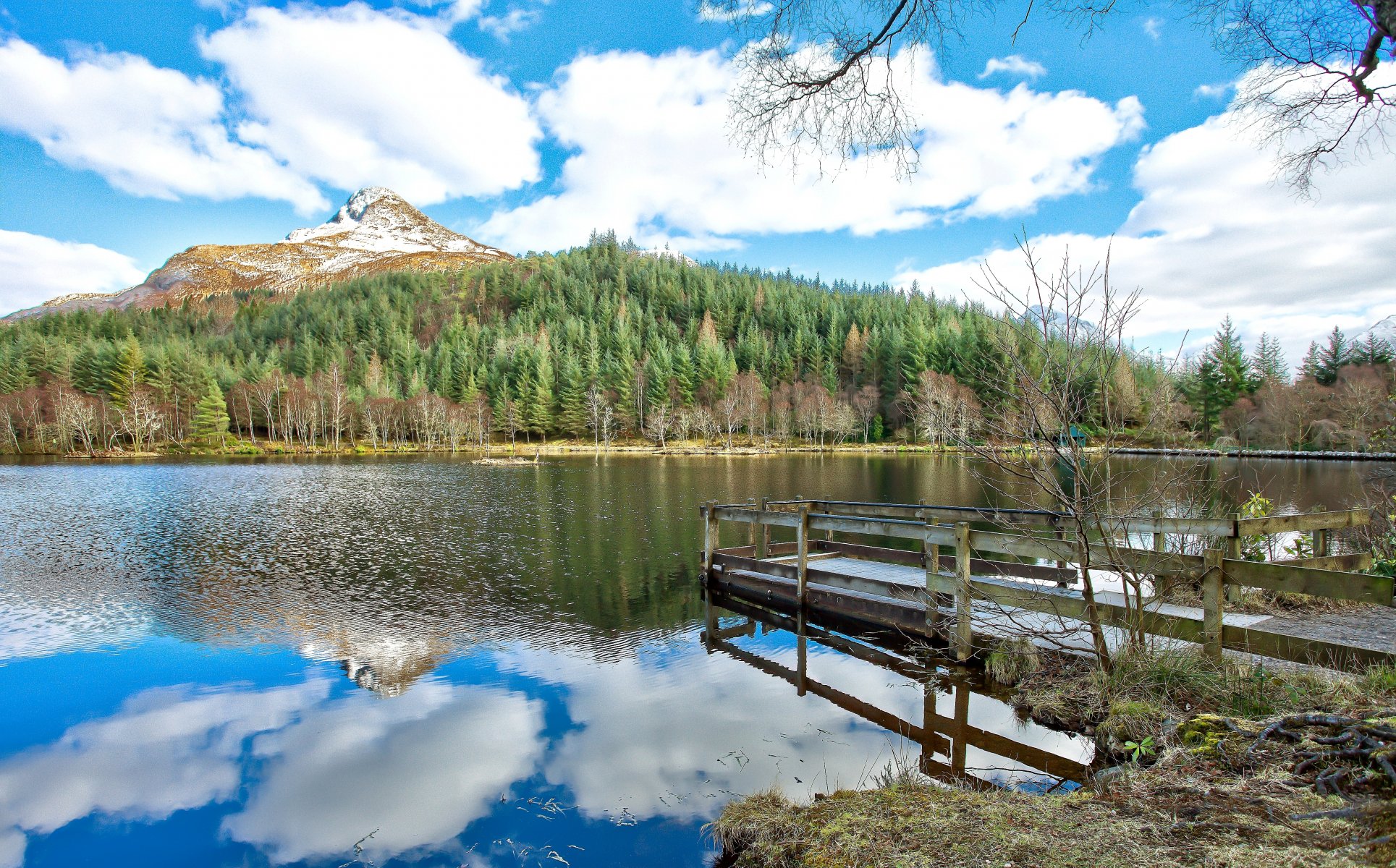 valle di glencow scozia fiume riva ponte montagna foresta alberi cielo nuvole riflessione