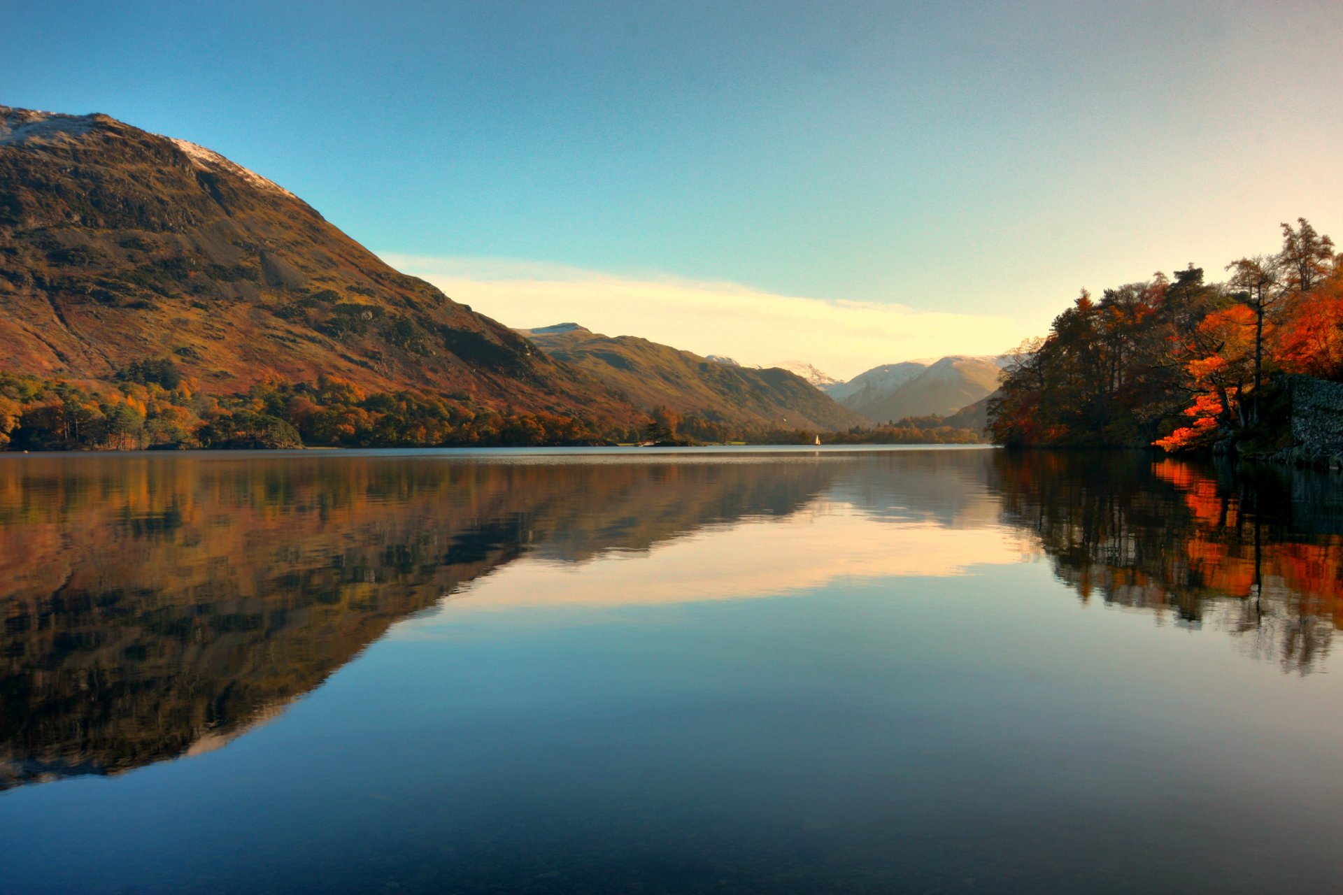 autunno montagne alberi lago riflessione