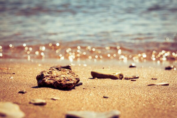 Bella natura in Russia pietre sulla riva