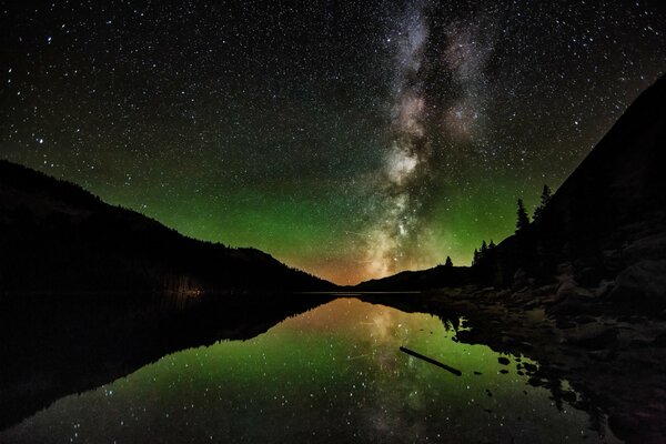 Photo du ciel étoilé et du lac. Voie lactée