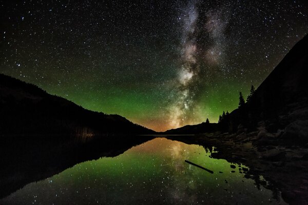 Fotografia del cielo stellato e del Lago. Via lattea