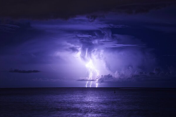 Tempête de nuit avec orage et foudre sur la mer