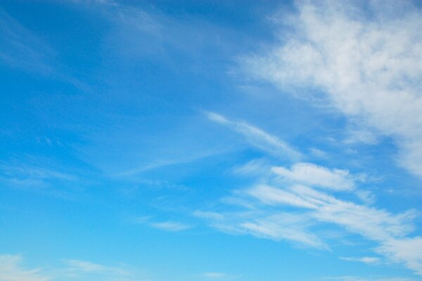 Grenzenloser blauer Himmel mit leichten Wolken