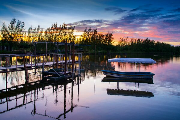 Schöner Sonnenuntergang am Flussufer