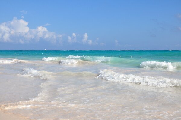 Costa oceánica en los centros turísticos de la República Dominicana