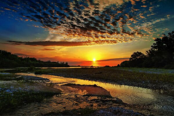 Amanecer en la orilla del río