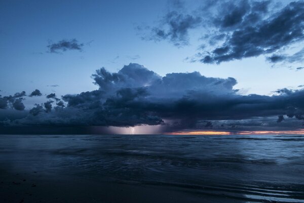 Nube de tormenta sobre el mar negro