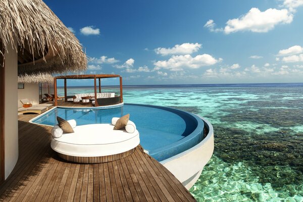 La combinaison de l océan et de la piscine aux Maldives