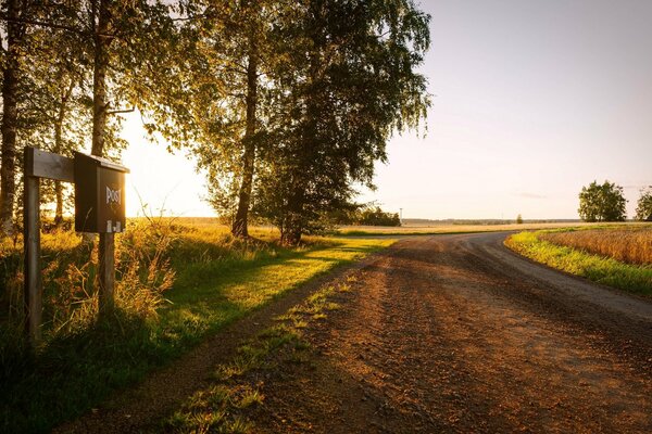 Buzón en las afueras de la carretera