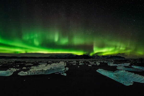 Aurora boreal lejos de la montaña