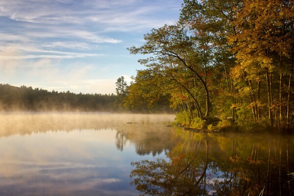 Nebel über dem See in der Nähe des Sees