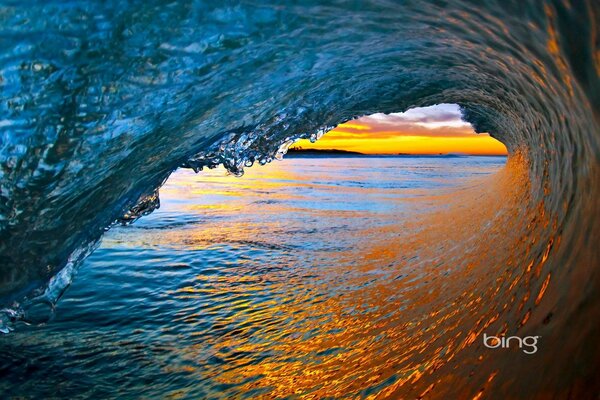 Vague de mer au coucher du soleil fond d écran