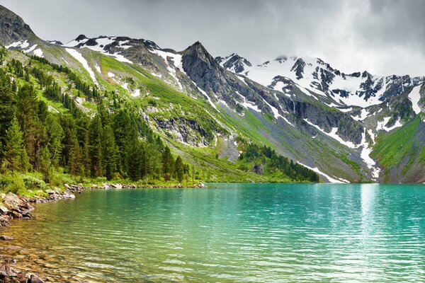 Paisaje colorido del lago de montaña