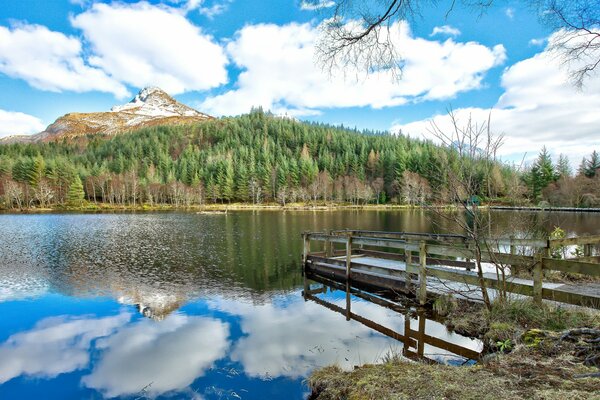 Wolken spiegeln sich im Dorffluss wider