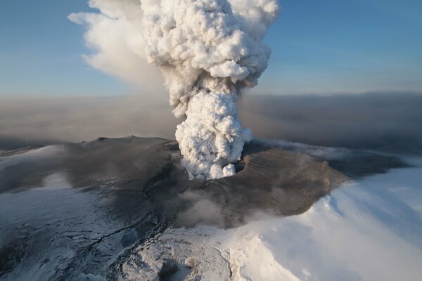 Gran erupción volcánica con ceniza gris