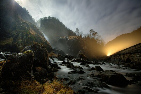 Bergfluss im Mondlicht