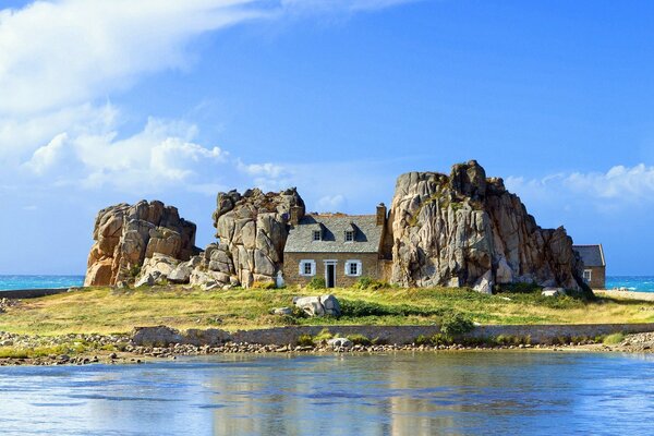 Casa solitaria tra le rocce sull Isola