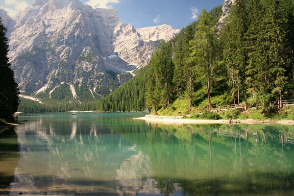 Reflet des montagnes alpines dans le lac