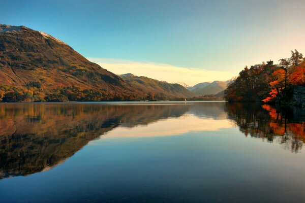 Lac aux montagnes en automne