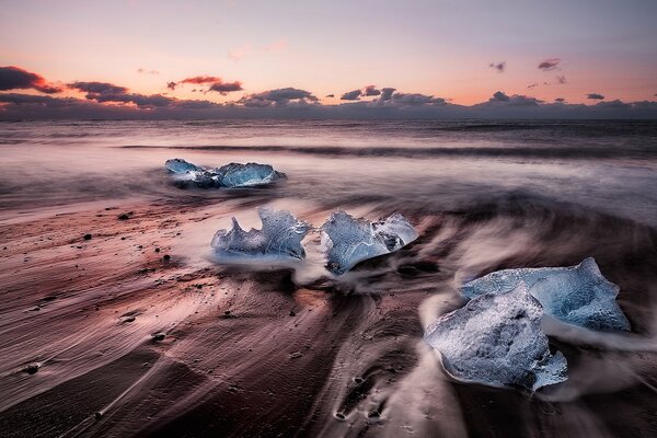 Banchi di ghiaccio al tramonto del giorno