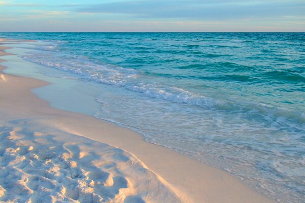 Морской пейзаж волны на песке