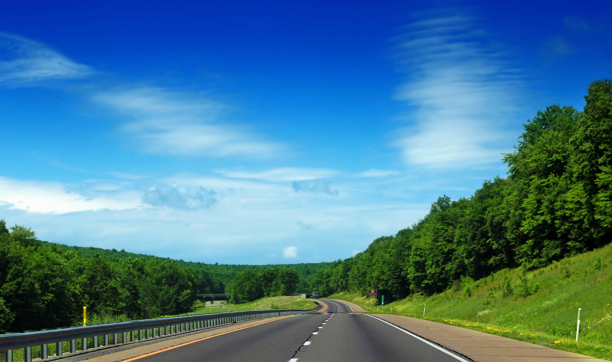 natura strada pista autostrada alberi albero foglie fogliame verde prato erba cielo nuvole sfondo carta da parati widescreen schermo intero widescreen widescreen