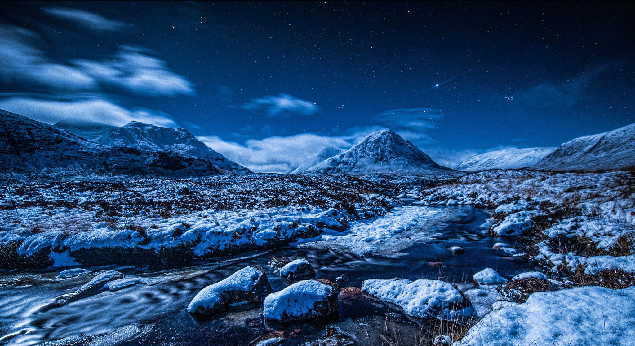 nuit ciel étoiles montagnes ruisseau neige hiver