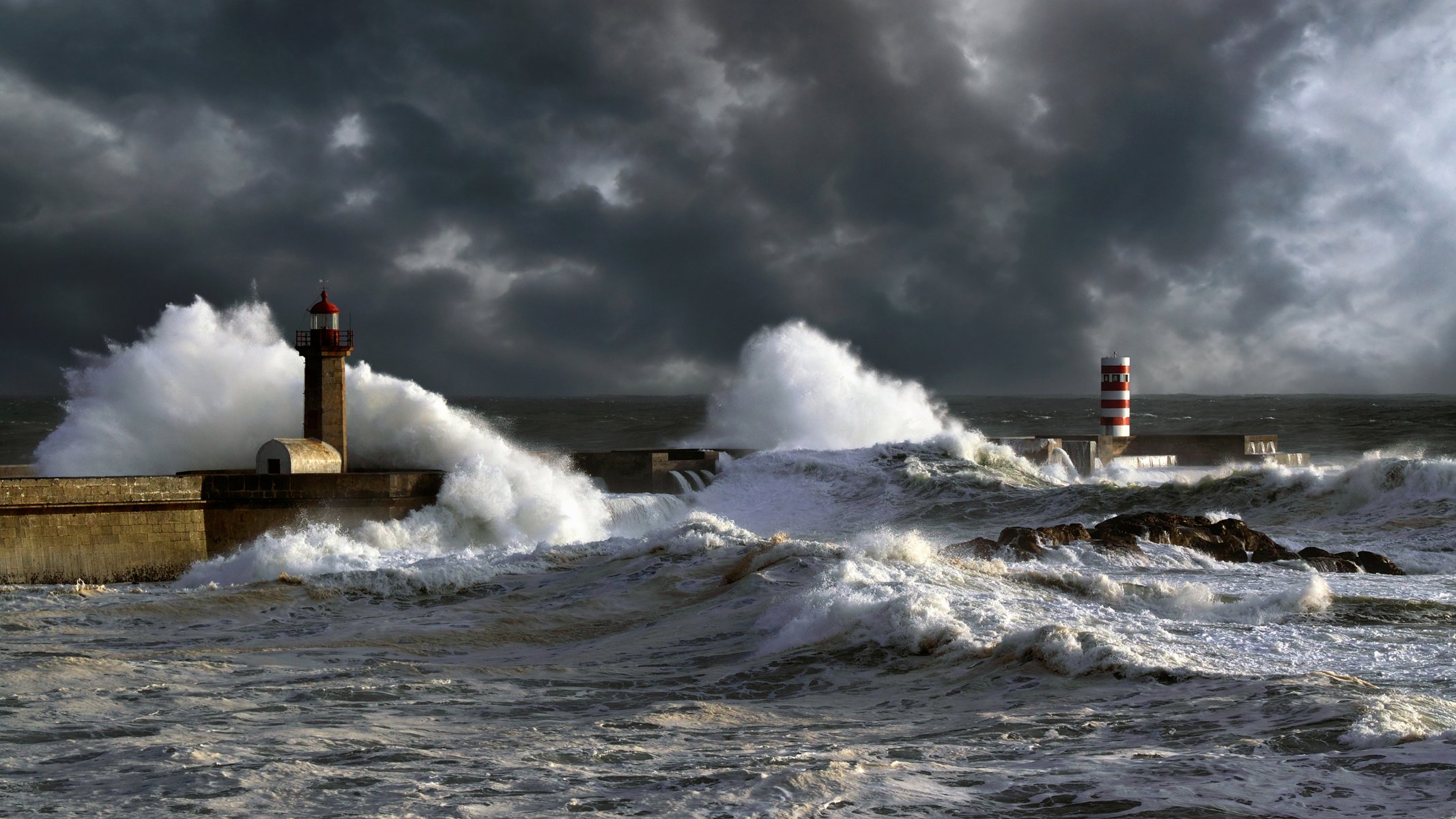 phare tempête vagues élément océan ciel nuages