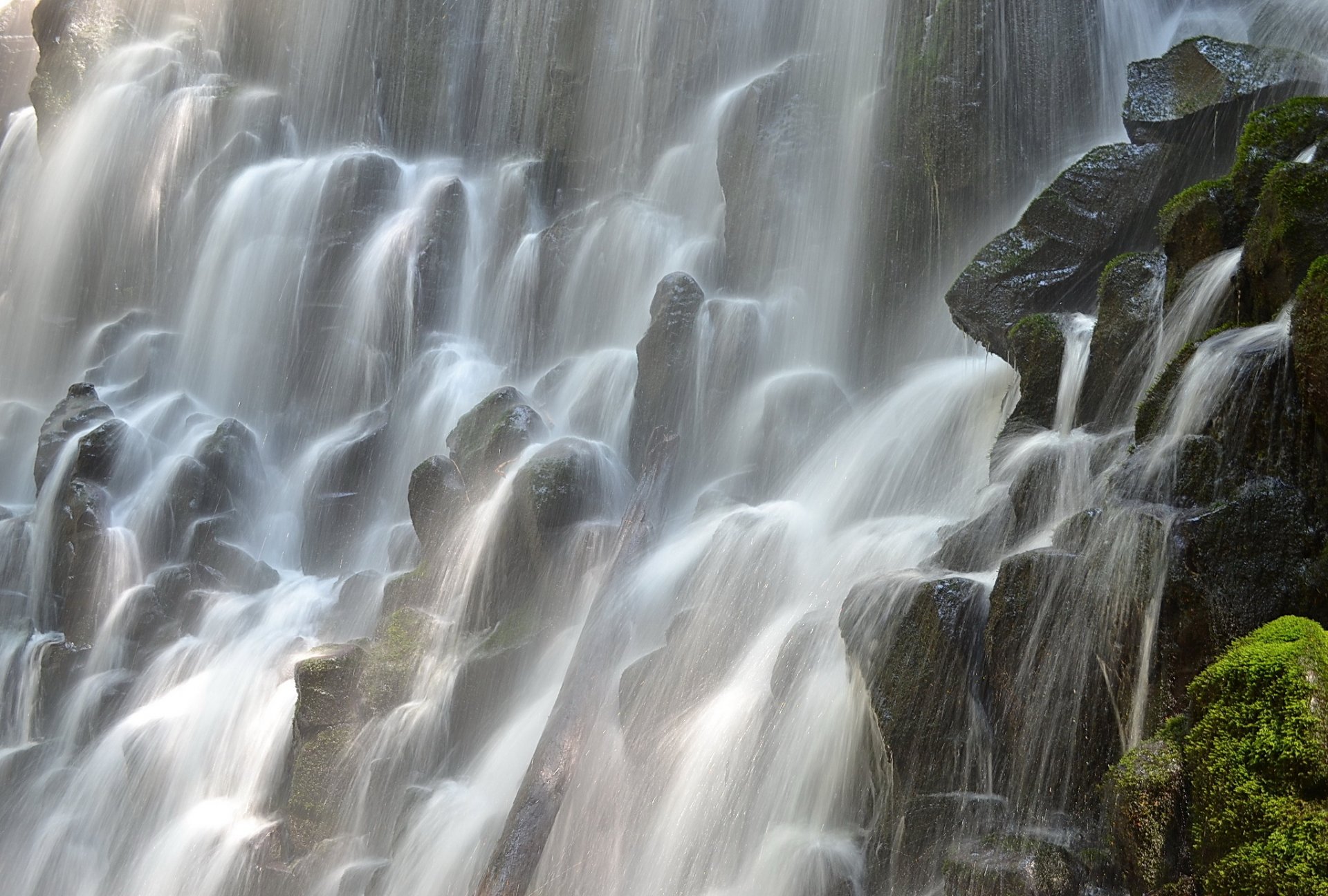 cascada de ramona oregon rocas musgo arroyos salpicaduras