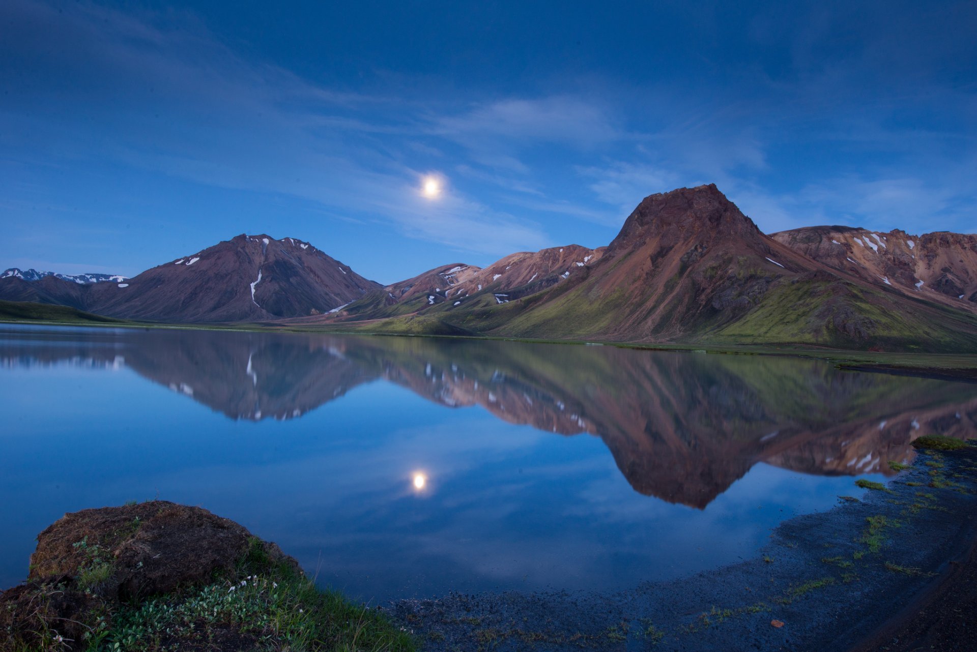 islandia montañas lago noche crepúsculo luna reflexión