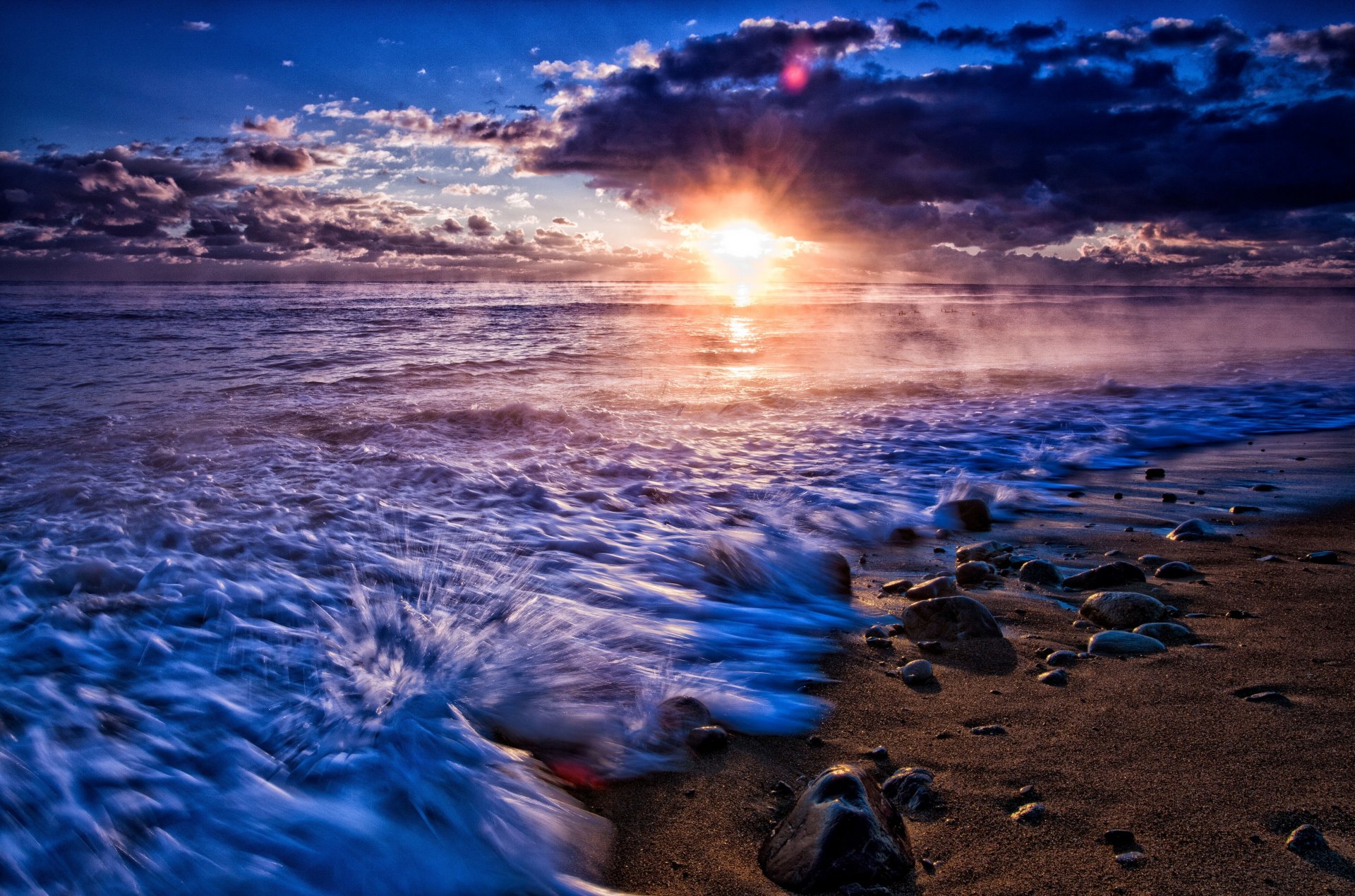 natur landschaft meer wasser fluss welle. steine kiesel sand sonne himmel wolken hintergrund tapete widescreen vollbild widescreen widescreen