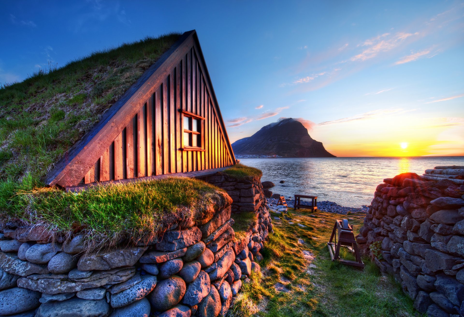 natur gras hütte fenster fenster grün steine meer wasser sonnenuntergang sonne himmel hintergrund tapete widescreen vollbild widescreen widescreen