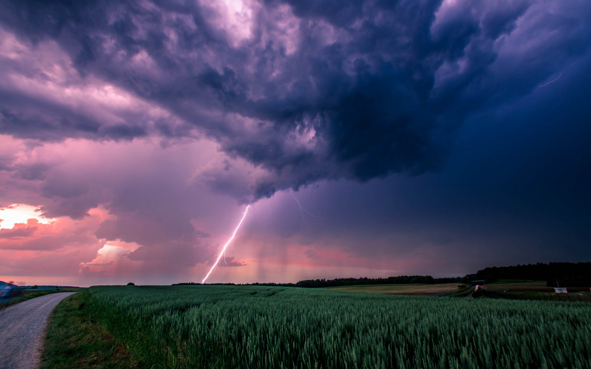 champ route nuages orage