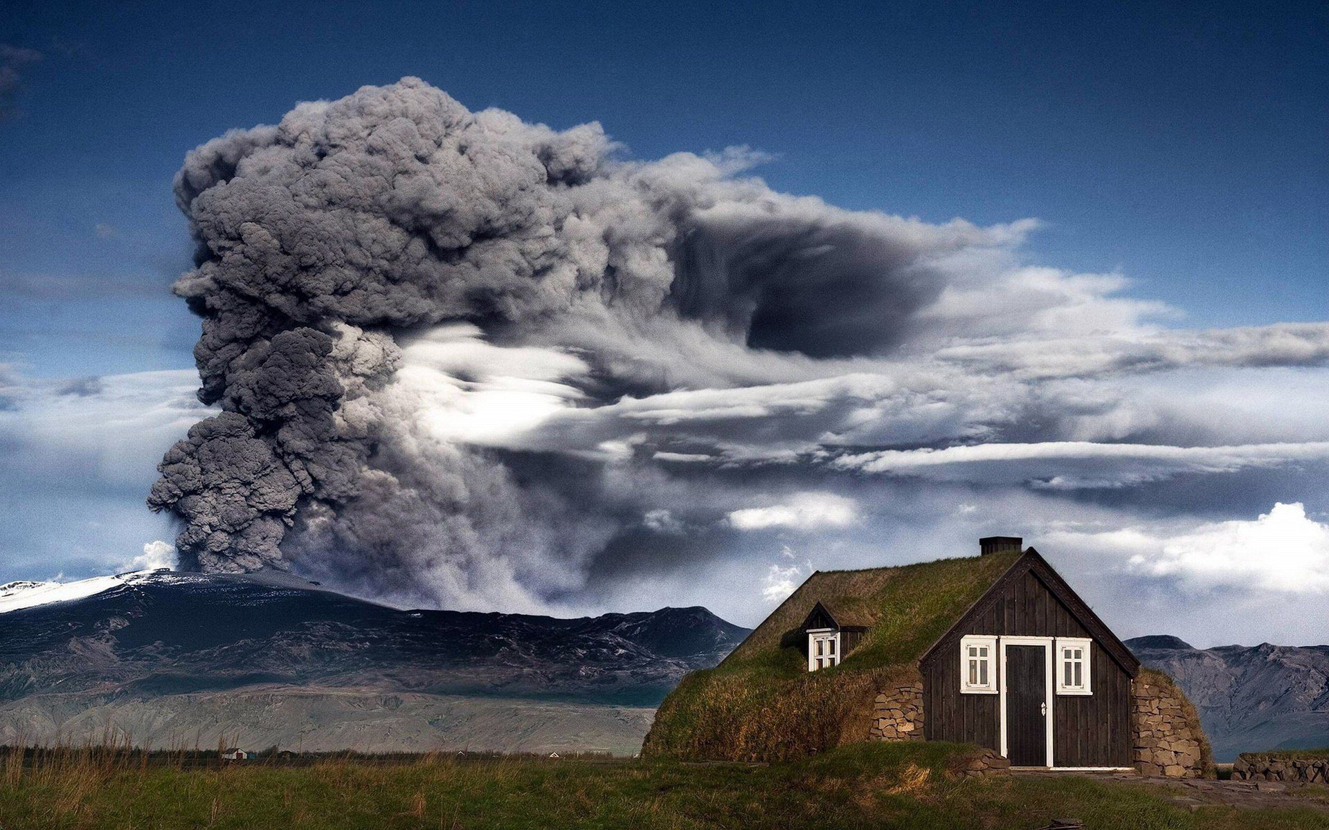 maison herbe mousse verdure montagne volcan fumée cendres éruption élément ciel nuages