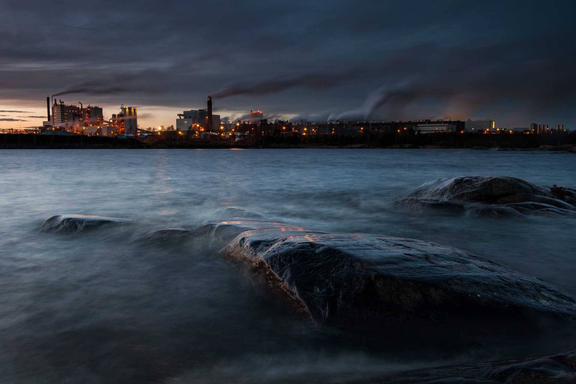 schweden see venern skughalle chemische fabrik rauch lichter dunkler abend david olsson foto