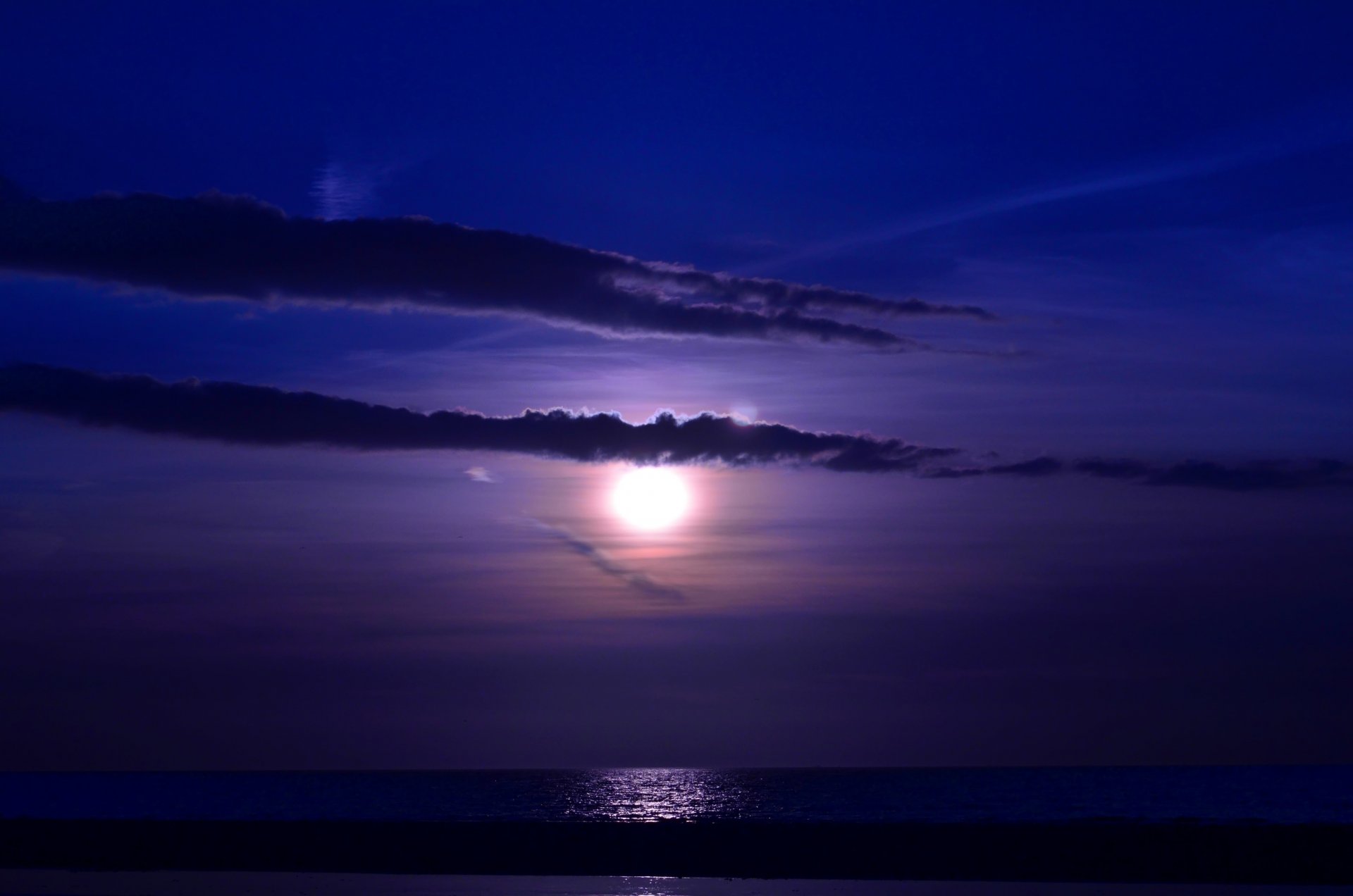 mare onde notte luna nuvole