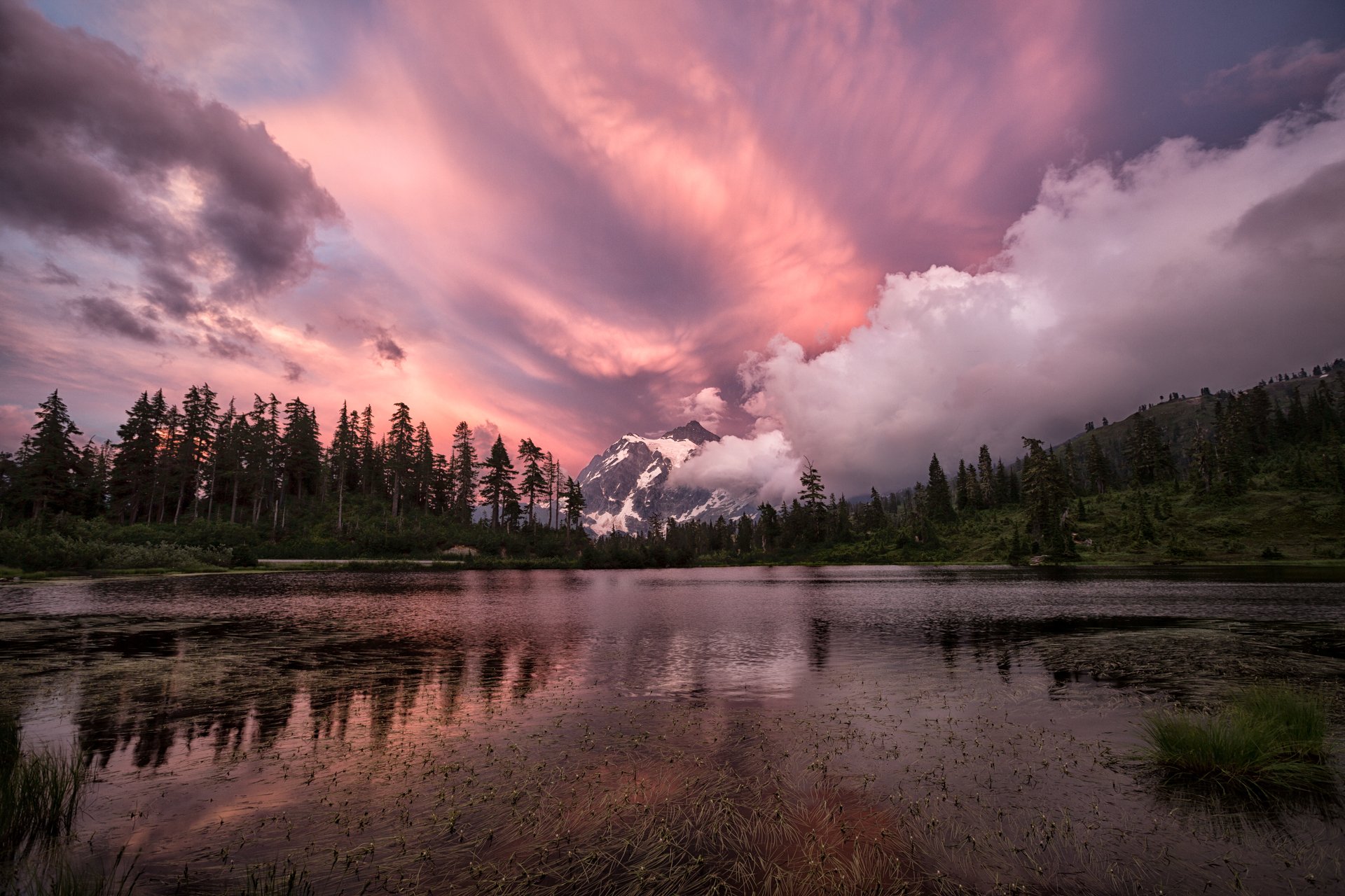 montagnes nuages forêt lac eaux peu profondes coucher de soleil