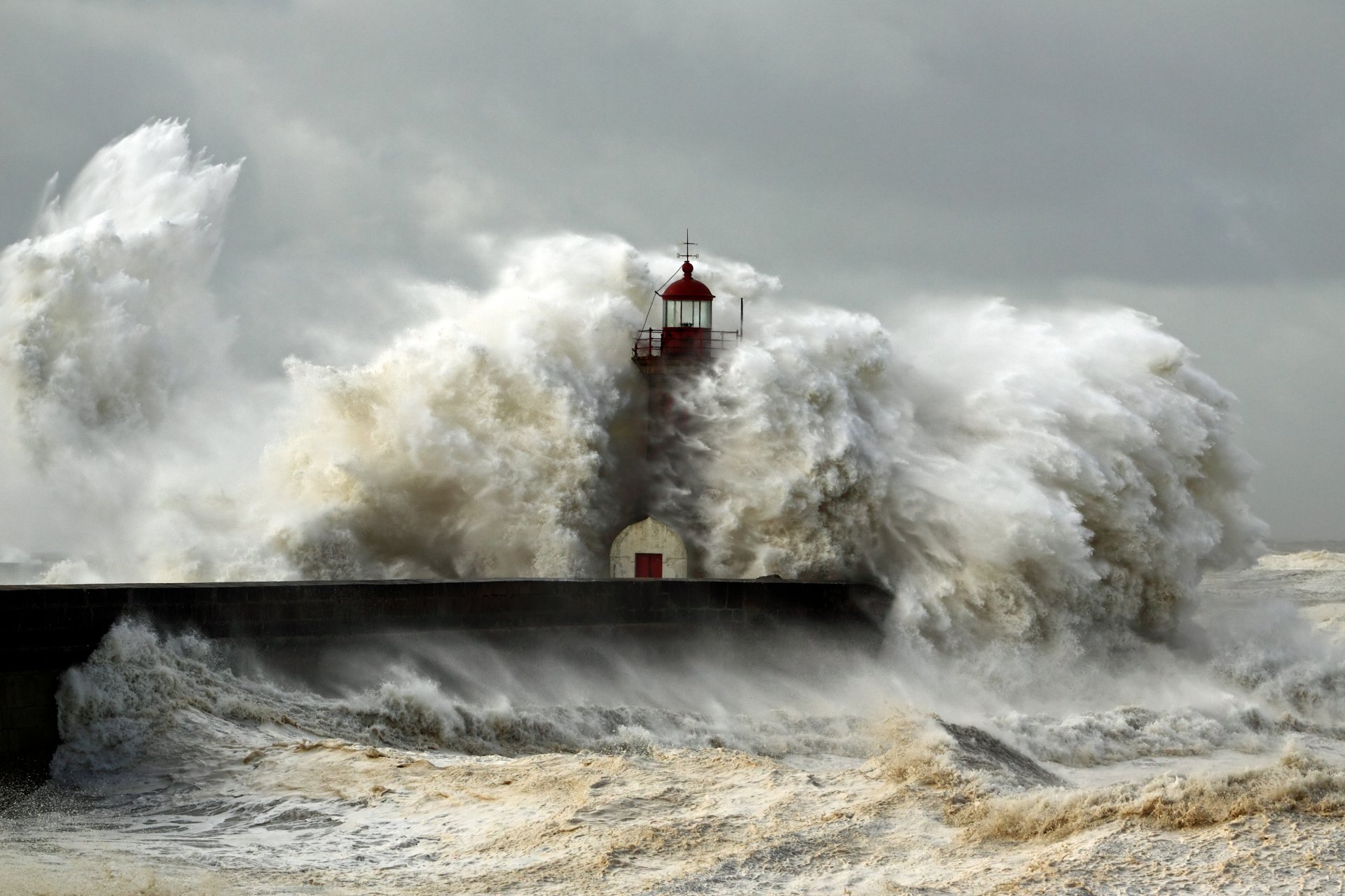 latarnia morska burza fale żywioł ocean