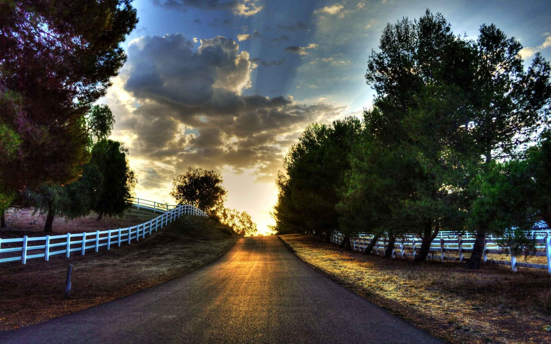 natur landschaft straße baum bäume blätter blätter gras grün zaun tor zaun gehweg sonne himmel wolken hintergrund tapete widescreen vollbild widescreen widescreen