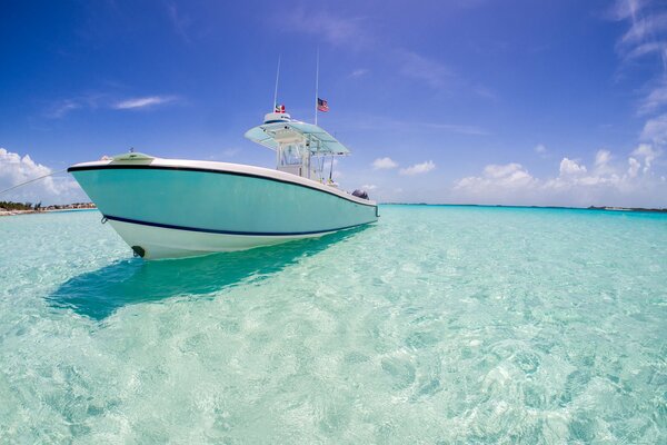 Das klare blaue Wasser des Ozeans und die schöne Yacht