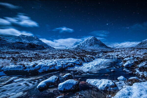 Valle di montagna in una notte gelida