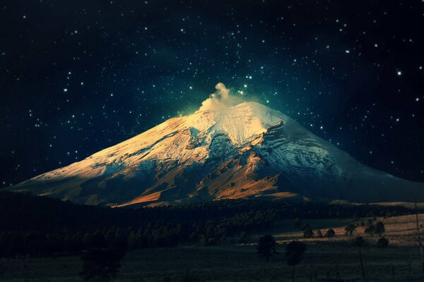 Montaña nocturna a la luz de la Luna