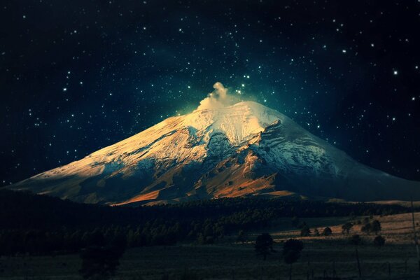 Montagne de nuit au clair de lune