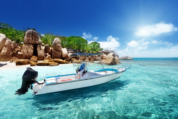 Barca sulla spiaggia di mare