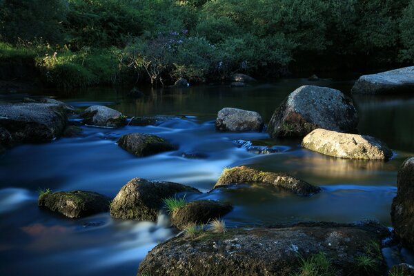 Fluss zwischen Bach und Stein