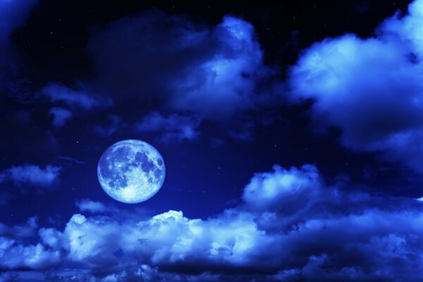 Лунная ночь с красивыми облаками