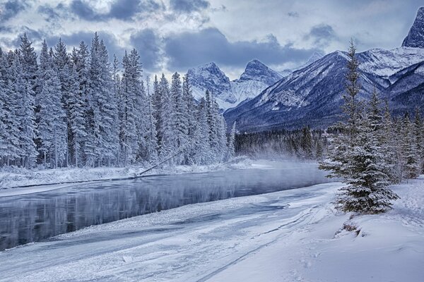 Conte d hiver blanc comme neige au pied des montagnes