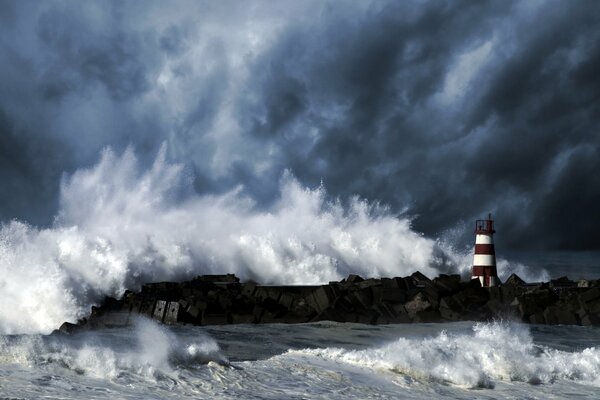 Faro frente al mar